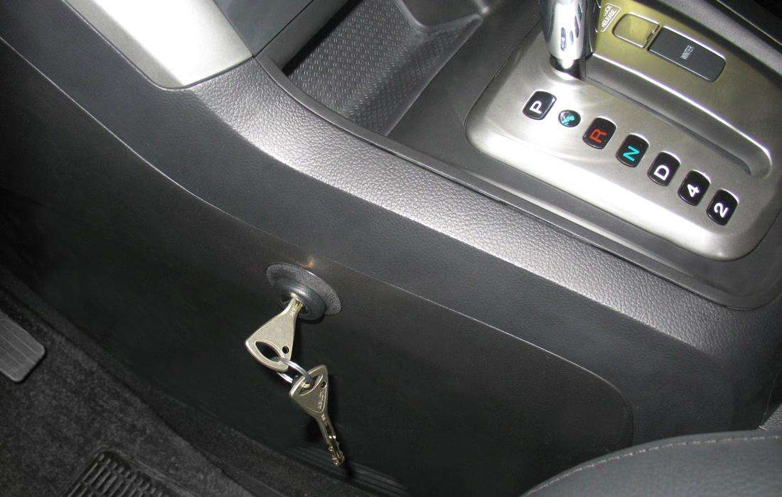 Штыревой замок капота автомобиля